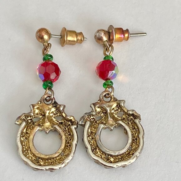 Vintage Christmas Wreath Dangle Charm Earrings Gold Tone Enamel Red Bead Post - Picture 10 of 12
